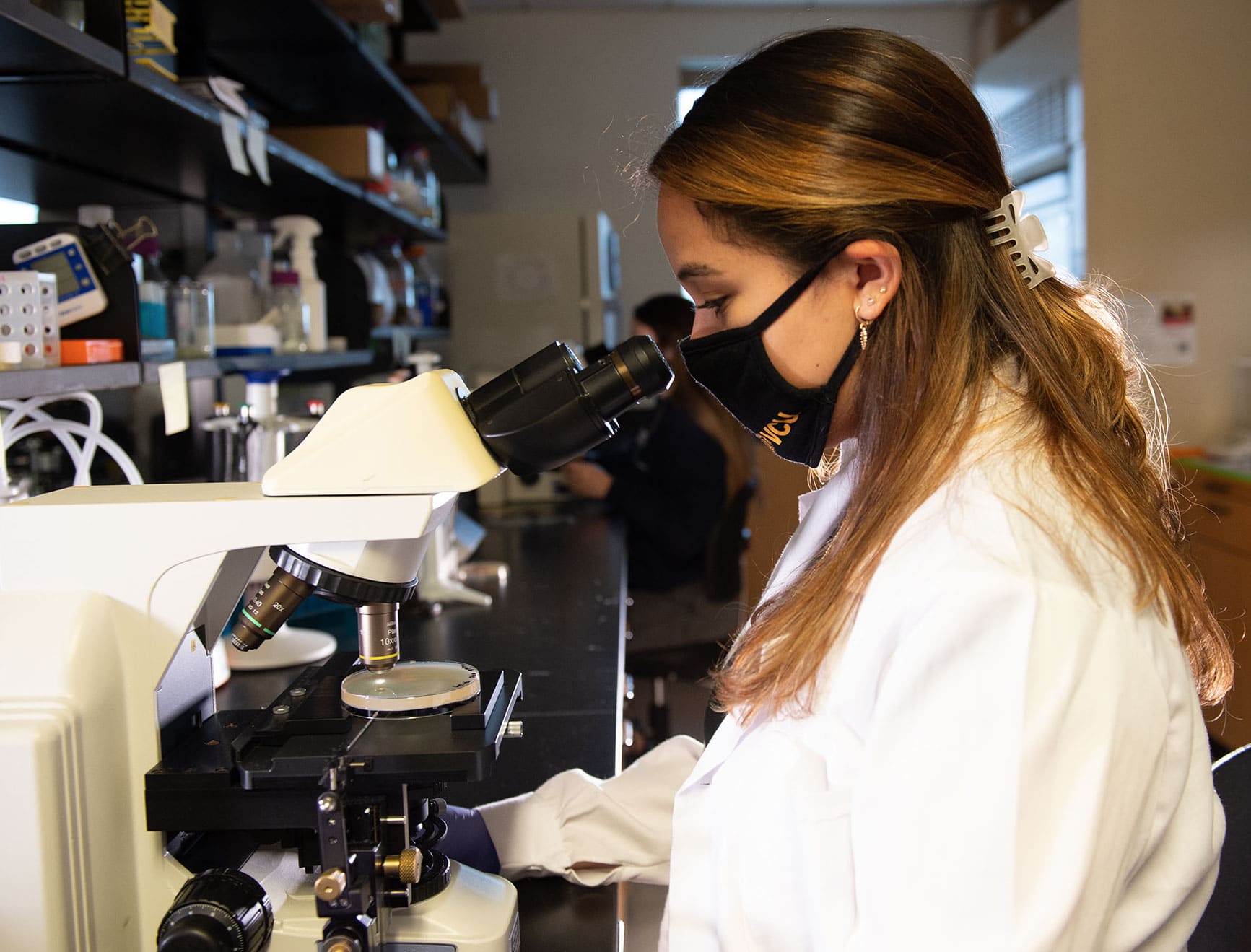 Lesly Turcios-Hernandez looking into a microscope.